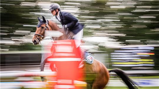 Olympische Sportarten wie das Springreiten sind von der Finanzkürzung direkt betroffen. Foto: Arnd Hartmann