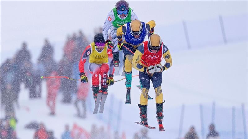 Olympische Winterspiele 2026 - Ski Freestyle, Ski Cross, Männer, Achtelfinale, Florian Wilmsmann (vorne r, Deutschland) und Cornel Renn (2.v.r, Deutschland) in Aktion. 
