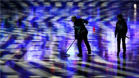 Olympische Winterspiele 2026 - die Eisfläche wird für den Massenstart der Eisschnelllaufrennen vorbereitet.