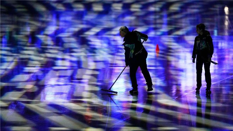 Olympische Winterspiele 2026 - die Eisfläche wird für den Massenstart der Eisschnelllaufrennen vorbereitet.