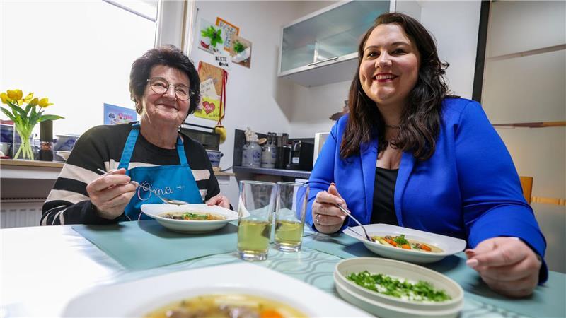 Oma Annemarie und ihre Enkelin Vanessa genießen die gemeinsame Zeit, die sie durch das Video-Projekt miteinander verbringen. 