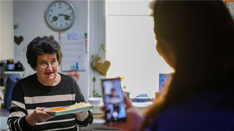 Oma kocht, Vanessa filmt - wie lange die zwei noch Videos machen, hängt ganz davon ab, wie lange Annemarie noch möchte. 