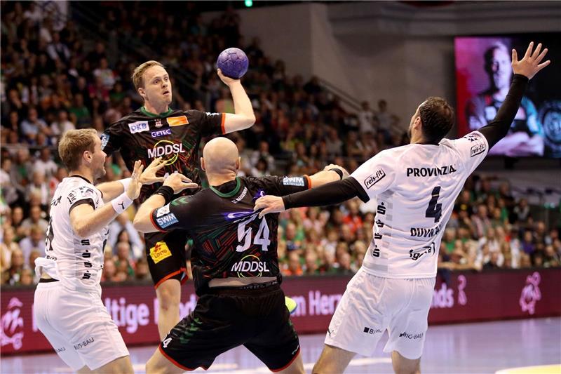 Trotz Pleitenserie: THW Kiel hakt Titel nicht ab Omar Ingi Magnusson (2.v.l.) gewann mit Magdeburg das Spitzenspiel gegen Kiel.