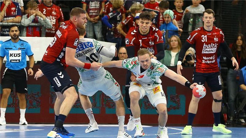 Omar Ingi Magnusson (SC Magdeburg, M) verliert im Zweikampf gegen Blaz Blagotinsek (SG Flensburg-Handewitt) und Marko Grgic (SG Flensburg-Handewitt) den Ball.