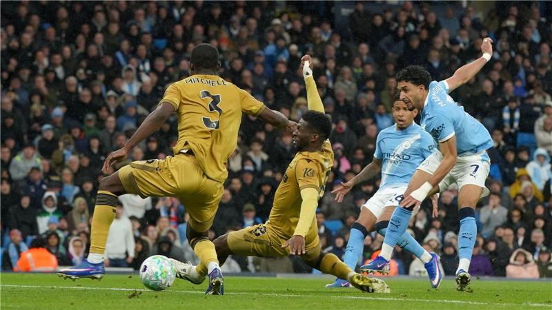 Omar Marmoush (r) von Manchester City erzielt das 2:0.
