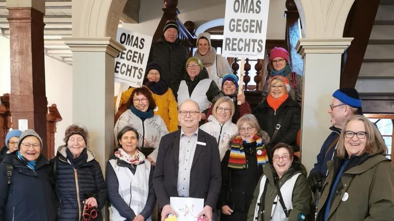 Tag gegen Rassismus: Stades Omas gegen Rechts wollen reden Omas gegen Rechts aus Stade mit Bürgermeister Sönke Hartlef (CDU).