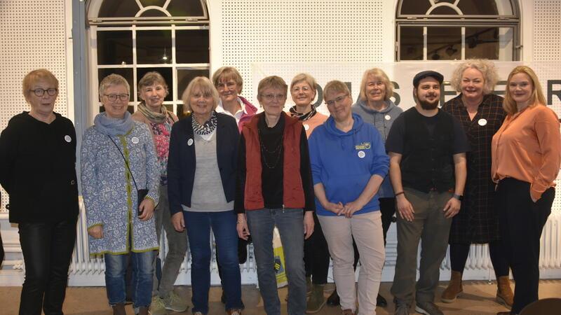 Bespuckt und beschimpft: Nanouk Altmann berichtet von schockierendem Rassismus Omas gegen Rechts engagieren sich gegen Rassismus.