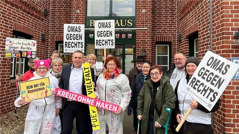 Omas gegen Rechts im Februar 2025 vor dem Rathaus in Steinkirchen.