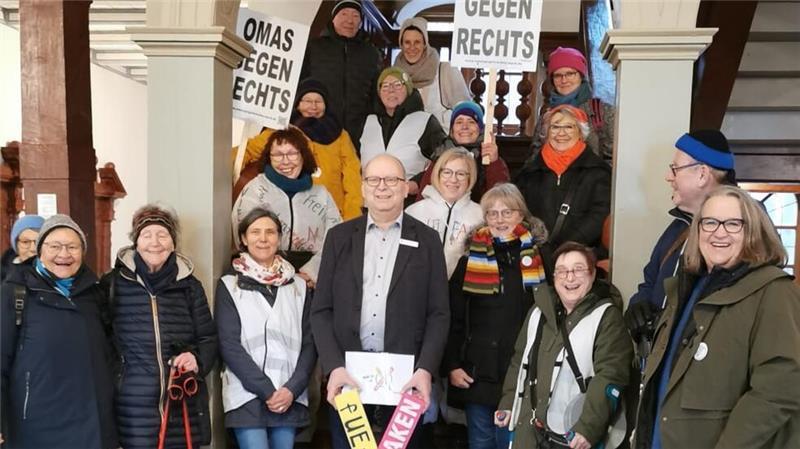 Lühes Bürgermeister Gerke will sich von der AfD nicht einschüchtern lassen Omas gegen Rechts übergeben dem Stader Bürgermeister Sönke Hartlef (CDU) vor der Bundestagswahl ein Kreuz ohne Haken.