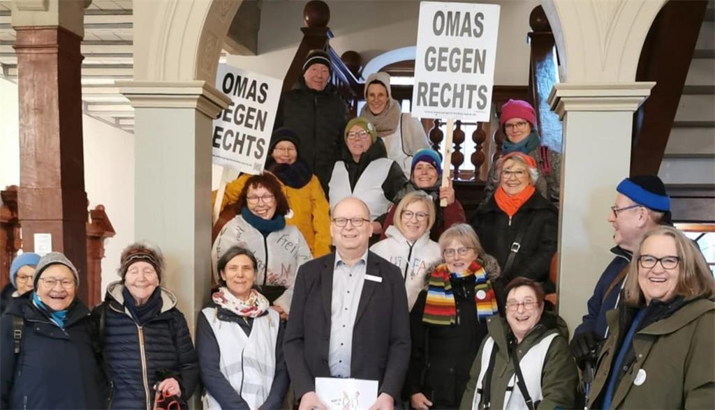 Omas gegen Rechts übergeben dem Stader Bürgermeister Sönke Hartlef (CDU) vor der...