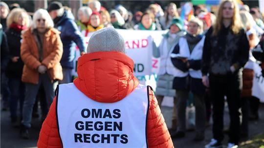 "Omas gegen Rechts" zeigen zurzeit Präsenz und stellen sich dem Dialog. Unschöne Pöbeleien gab es jetzt in Hemmoor. (Symbolbild)