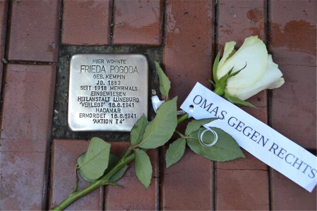 Omas gegen rechts haben die Stolpersteine, die an Opfer des Nationalsozialismus ...