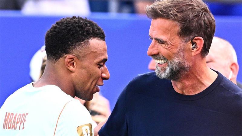 Omnipräsent bei der WM: Jürgen Klopp mit Frankreichs Topstar Kylian Mbappé.  