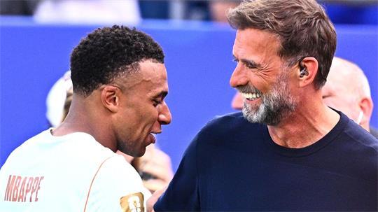 Omnipräsent bei der WM: Jürgen Klopp mit Frankreichs Topstar Kylian Mbappé.  