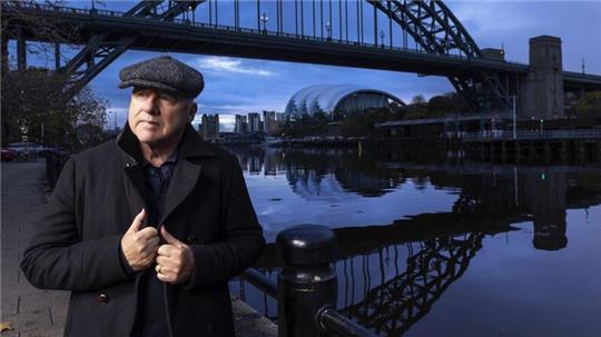 „One Deep River“: Mark Knopfler vor der Tyne Bridge.