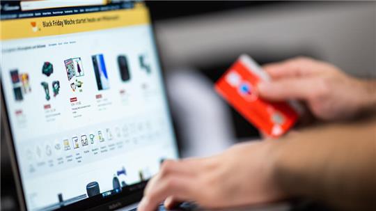 Onlineshopping ist praktisch, zieht aber leider auch Betrügerinnen und Betrüger magisch an.