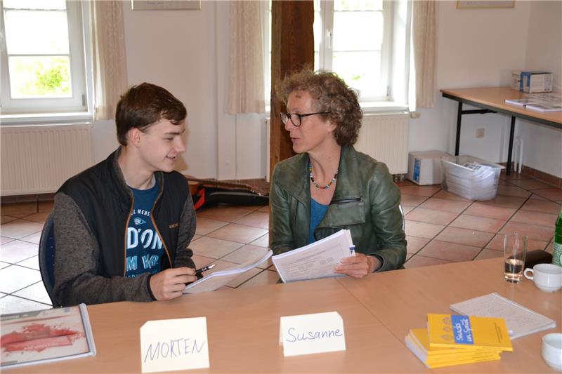 Op platt verteelen in Zweiergruppen: Der 15 Jahre alte Morten und Susanne Helfferich interviewen sich gegenseitig.