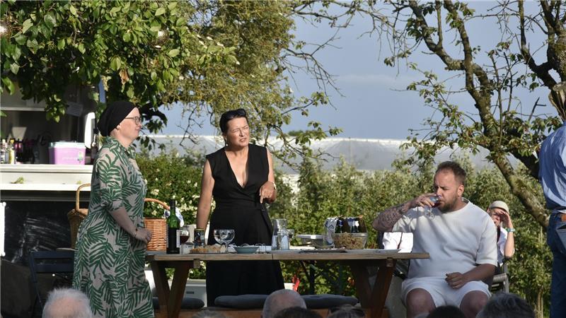Open-Air: Die Kleine Jorker Bühne spielt „Das perfekte Geheimnis“ im Garagentheater im Sassenweg.