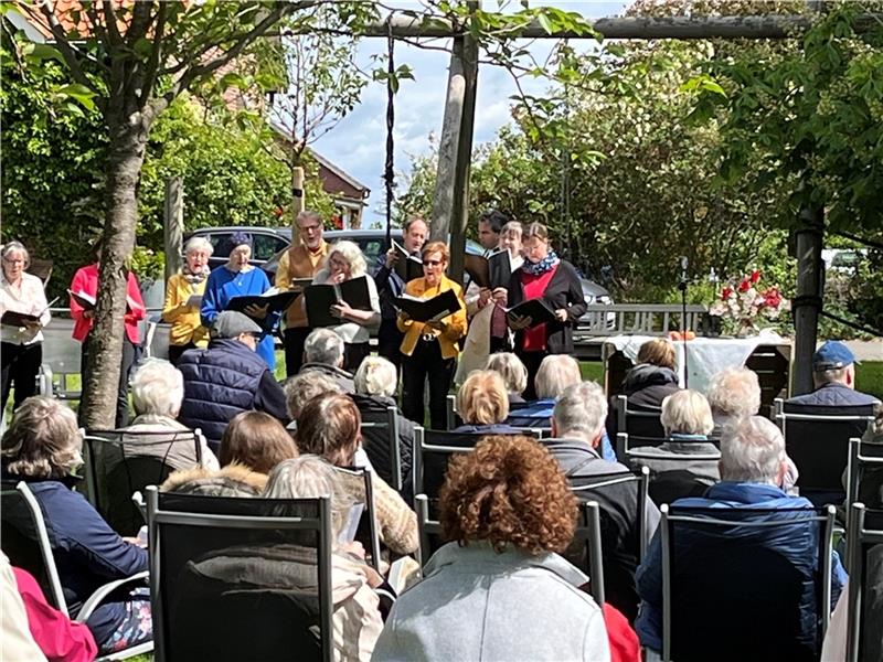 Open-Air-Gottesdienst zu Himmelfahrt auf dem Hof Feindt in Westerjork – mit der Jorker Kantorei.