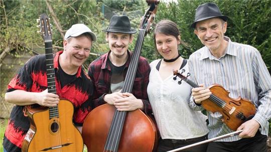 Open-Air-Konzert am Pfingstsamstag: Die Band Gypsy Swing spielt auf der Wiese neben dem Wochenmarkt in Hollenstedt.