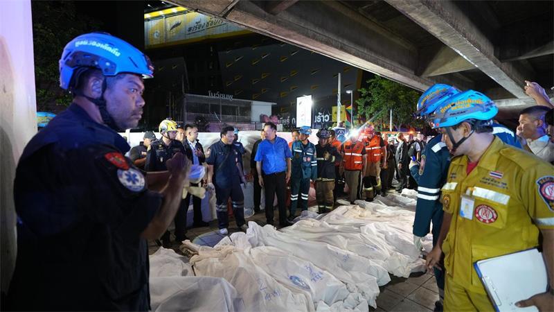 Thailand prüft nach Pub-Feuer Regeln für Vergnügungsstätten Opfer der Brandkatastrophe wurden mit Tüchern bedeckt.