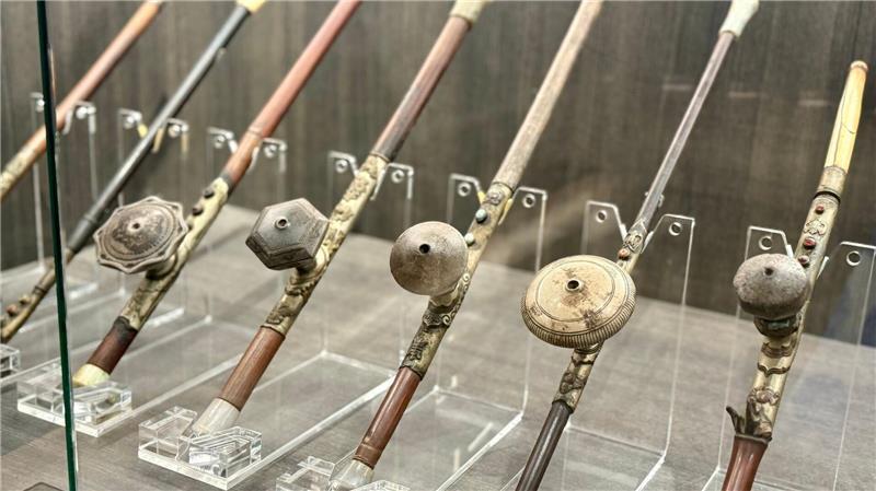 Das neue Goldene Dreieck – vom Opium zur Schatten-Enklave Opium-Pfeifen gehörten früher zum Goldenen Dreieck dazu – heute sind sie in Museen ausgestellt.