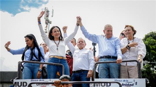Oppositionsführerin Machado (links in der ersten Reihe) wirft Maduros Regierung Mord und Entführung vor..