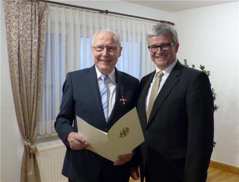 Ordensträger Horst Wartner und Landrat Michael Roesberg bei der Feierstunde in Kranenburg. Foto Eidtmann