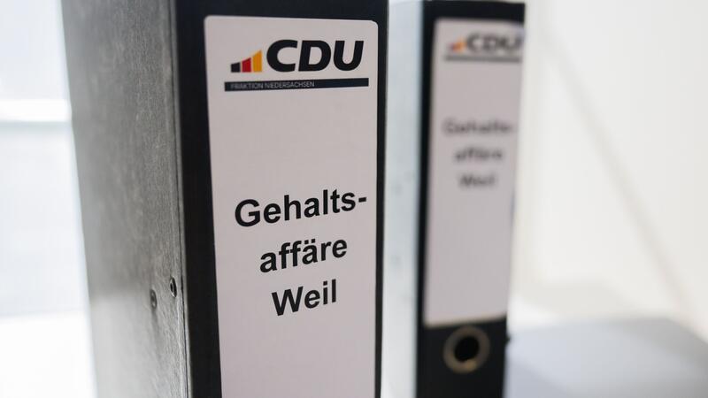 Zeugenbefragung zu Weil-Mitarbeiterin startet im Streit Ordner der CDU mit Aufschrift „Gehaltsaffäre Weil“ stehen im niedersächsischen Landtag.