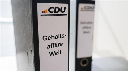 Ordner der CDU mit Aufschrift „Gehaltsaffäre Weil“ stehen im niedersächsischen Landtag.