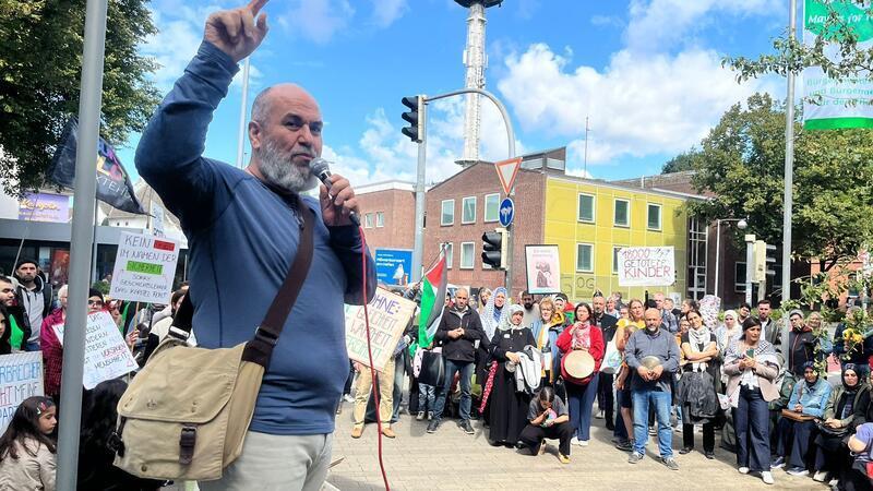 „Angriff auf die Menschlichkeit“: 200 Menschen bei Gaza-Demo in Buxtehude Organisator Erkan Dündar bei der Abschluss-Kundgebung vor dem Stadthaus in der Bahnhofstraße.