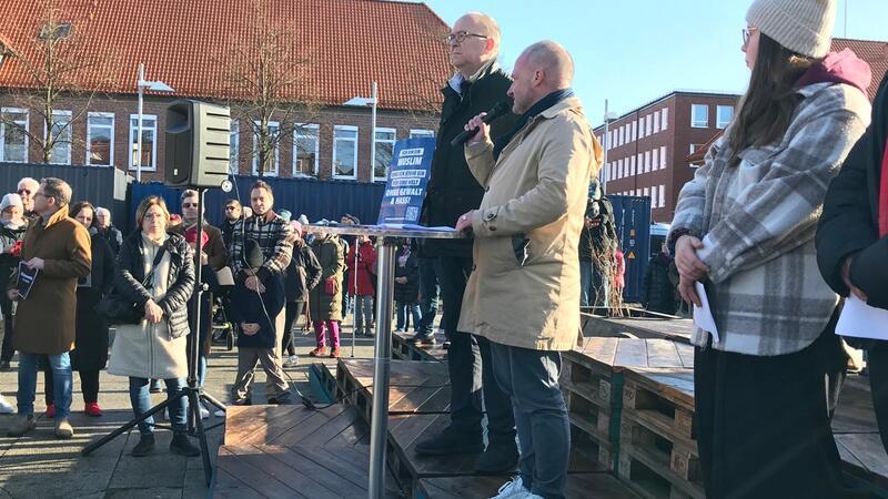 Stader Mahnwache: Bis zu 600 Menschen füllen Platz Am Sande Organisator Kai Koeser (Mitte) und Stades Bürgermeister Sönke Hartlef (CDU/links) auf der Bühne.