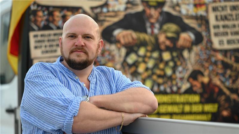 Autokonvoi gegen hohe Spritpreise vor Reichstag in Berlin Organisator Sebastian Bormann ist unzufrieden mit der Politik der Bundesregierung.