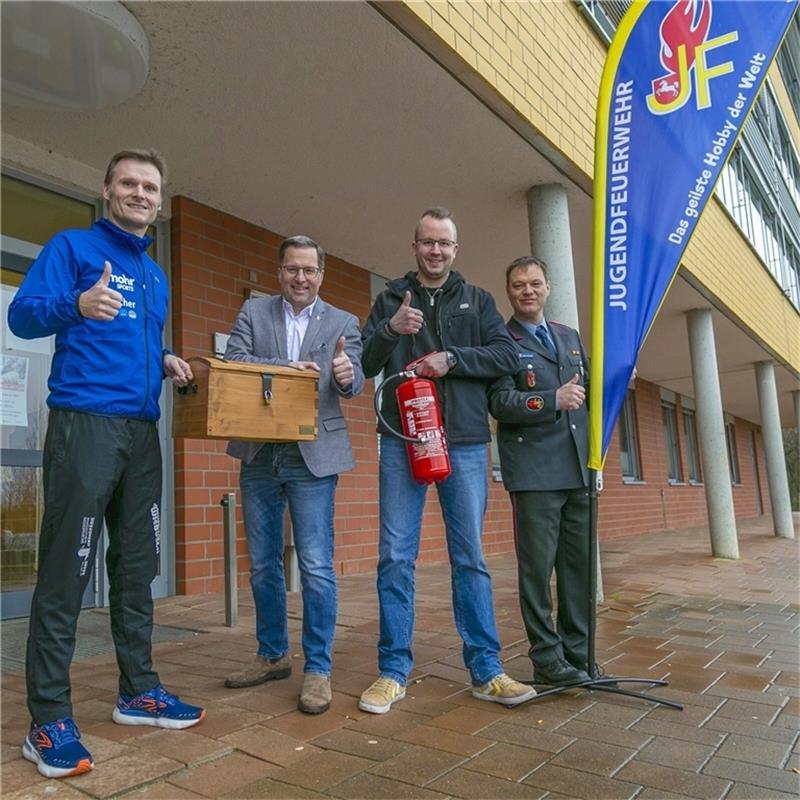 Stader Spendenlauf für Feuerwehren im Kreis Organisator Udo Feindt, Landrat und Schirmherr Kai Seefried, Organisator Michael Breuer und Kreisjugendfeuerwehrwart Björn Heibült (von links). Foto: Christian Schmidt
