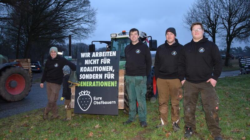 Organisatoren der Bauerndemo „Leuchtender Apfel“ (von links): Arne Busch, Lars Heitmann, Simon Ecks und Thilo Fricke.