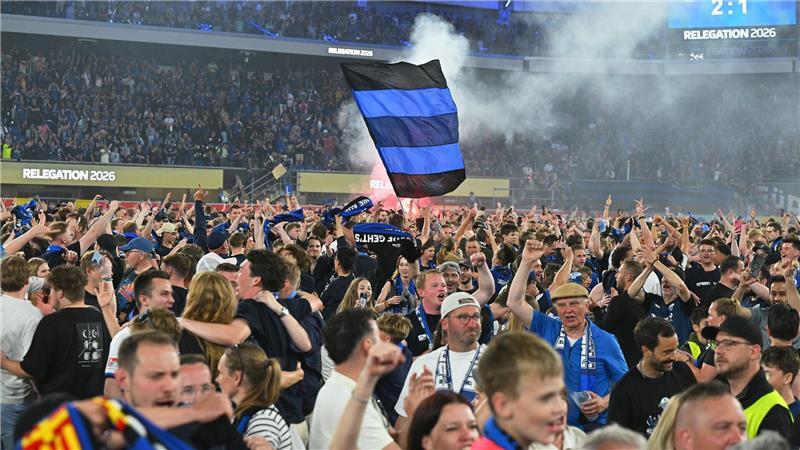 Wolfsburg verliert Relegation in Paderborn und steigt ab Organisierter Platzsturm nach dem Aufstieg.