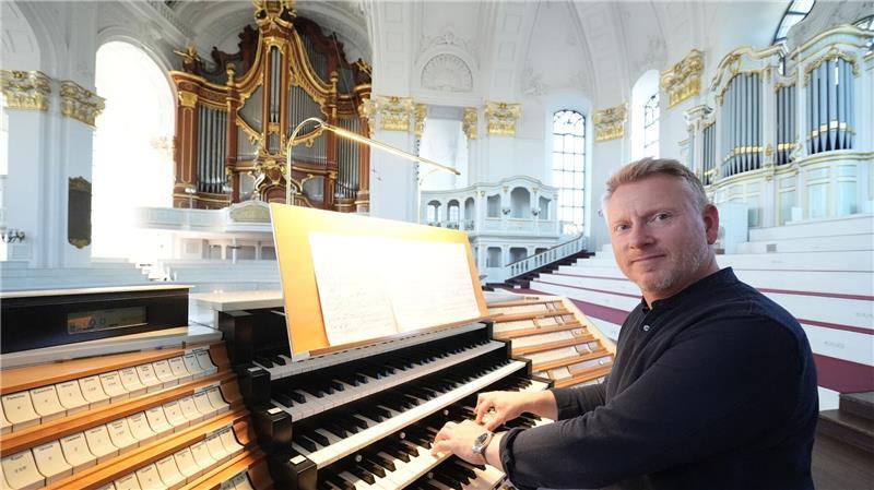 Michel-Organist liebt in Freizeit die Stille - und backen Orgel statt Sahnetorten - aus dem Kirchenmusiker Magne Draagen, der im Hamburger Michel Organist ist, hätte auch ein Konditor werden können. (Archivbild)