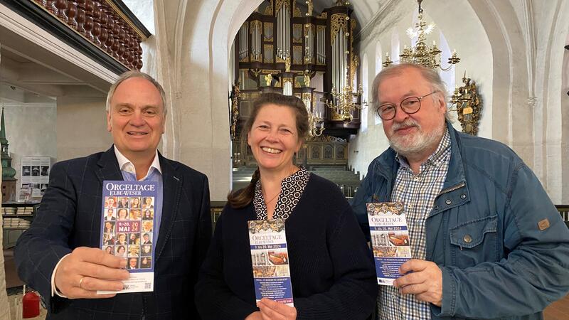 Orgelakademie-Vorsitzender Dr. Hans-Eckhard Dannenberg mit Annegret Schönbeck und Martin Böcker als kreativen Köpfen des Programms in der St.-Cosmae-Kirche