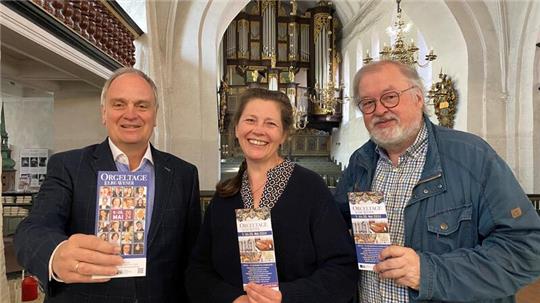 Orgelakademie-Vorsitzender Dr. Hans-Eckhard Dannenberg mit Annegret Schönbeck und Martin Böcker als kreativen Köpfen des Programms in der St.-Cosmae-Kirche