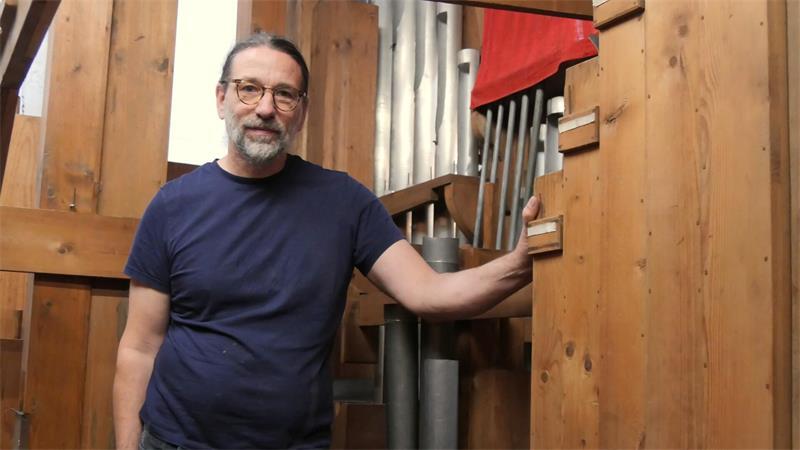 3300 Pfeifen ausgebaut: So haben Sie Buxtehudes Orgel noch nicht gesehen Orgelbauer Winfried Puschmann leitet die Revision und wird am Ende die genaue Feinstimmung vornehmen. Wo er steht, stecken sonst die Pfeifen dicht an dicht. Hinter ihm ragen die größten Pfeifen der Orgel rund fünf Meter in die Höhe.