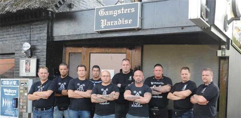 Original Gangster vor ihrem ehemaligen Hauptquartier in Bliedersdorf-Postmoor. Später gab es in Buxtehude eine Kneipe mit dem Namen Gangsters Paradise.