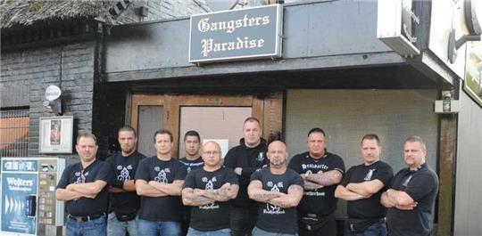 Original Gangster vor ihrem ehemaligen Hauptquartier in Bliedersdorf-Postmoor. Später gab es in Buxtehude eine Kneipe mit dem Namen Gangsters Paradise.