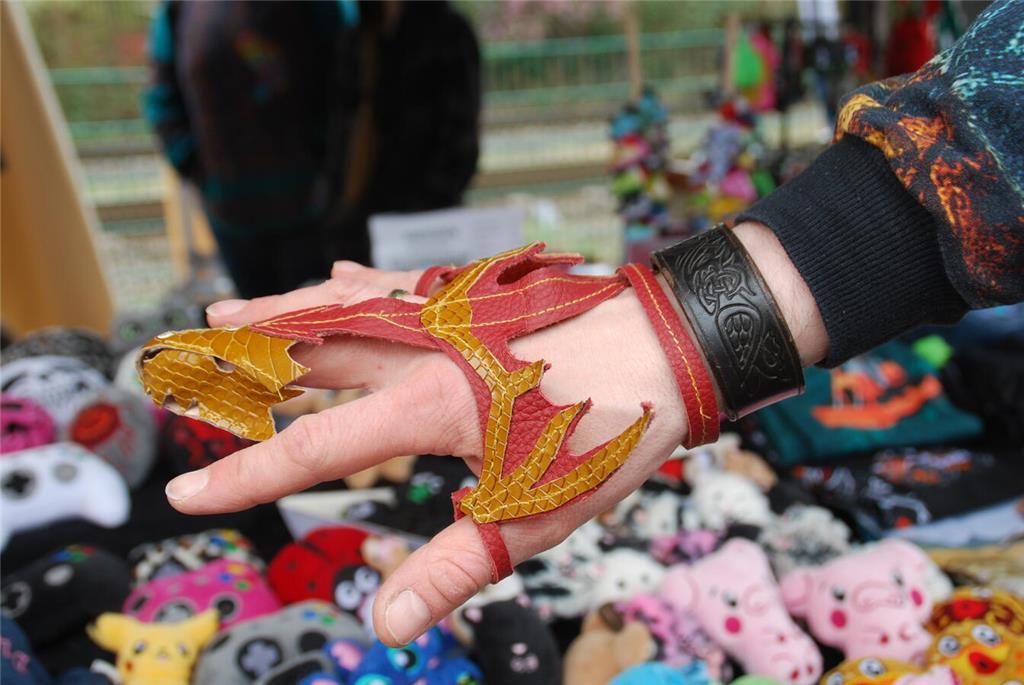 Originelle Armbänder fertigt Annika Bloempott aus Hammah.