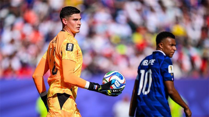 Orlando Gill (l) und Kylian Mbappé werden wohl keine Freunde mehr. 