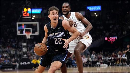 Orlandos Franz Wagner (22) zieht an Evan Mobley von den Cleveland Cavaliers vorbei.