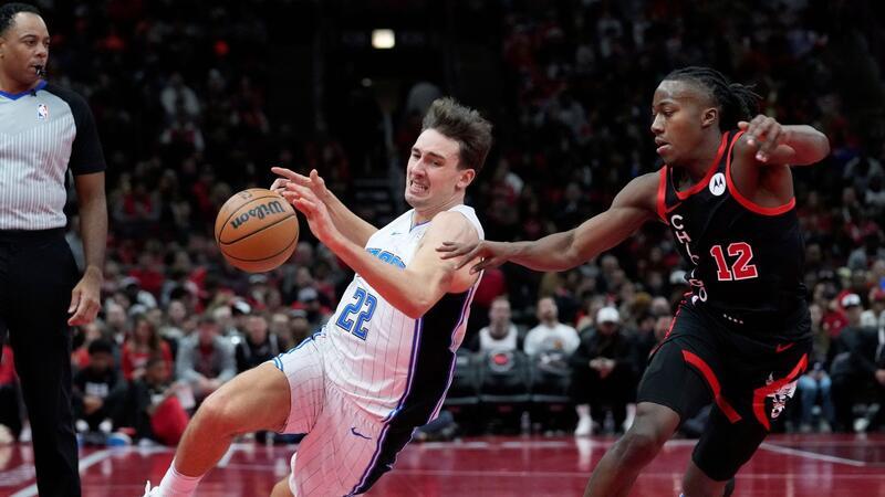 NBA-Turnier: Franz Wagner führt Orlando zum ersten Sieg Orlandos Franz Wagner (l) erzielte 21 Punkte gegen die Chicago Bulls.