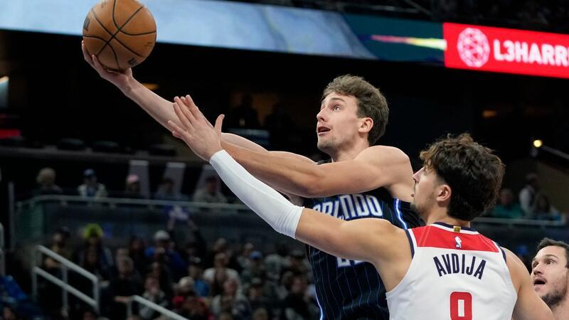 Orlando stellt Club-Rekord mit neuntem Sieg in Serie ein Orlandos Franz Wagner (l) zieht an Washingtons Deni Avdija (8) vorbei zum Korb.