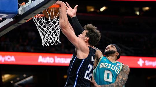 Orlandos Franz Wagner (l) zieht gegen Charlottes Miles Bridges (0) zum Korb.