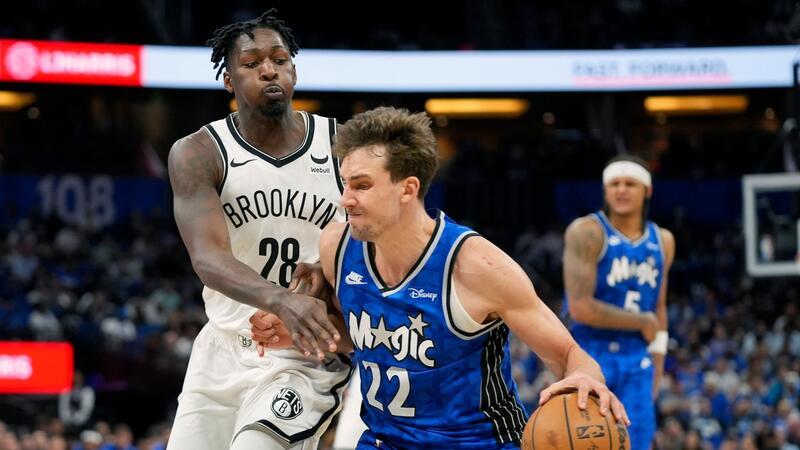 Wagner-Brüder gewinnen deutsches NBA-Duell gegen Schröder Orlandos Franz Wagner (r) im Duell mit Dorian Finney-Smith von den Brooklyn Nets.