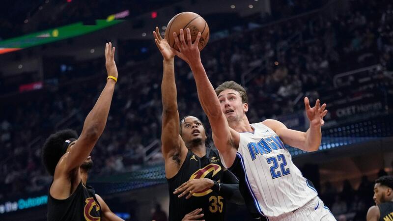 NBA: Wagner-Brüder und Orlando verlieren erneut Orlandos Franz Wagner (r) konnte die Niederlage gegen die Cleveland Cavaliers nicht verhindern.